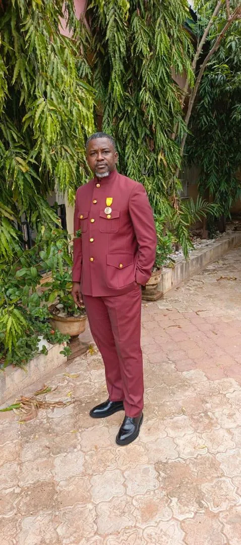 Brice en costume bordeaux