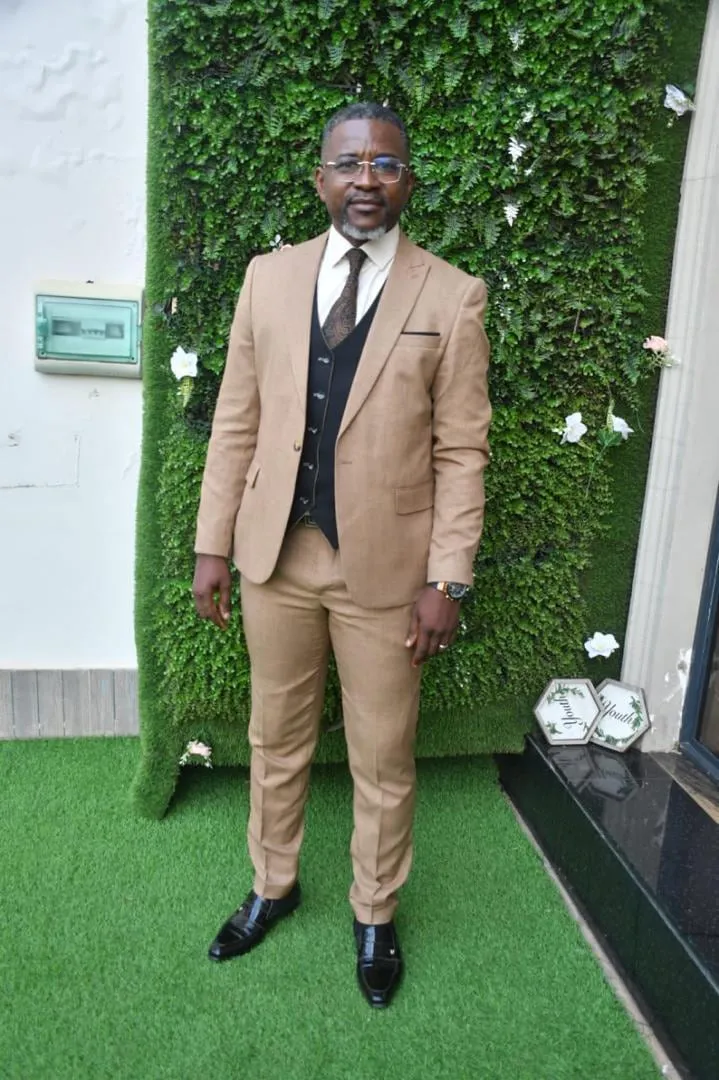 Brice en costume beige